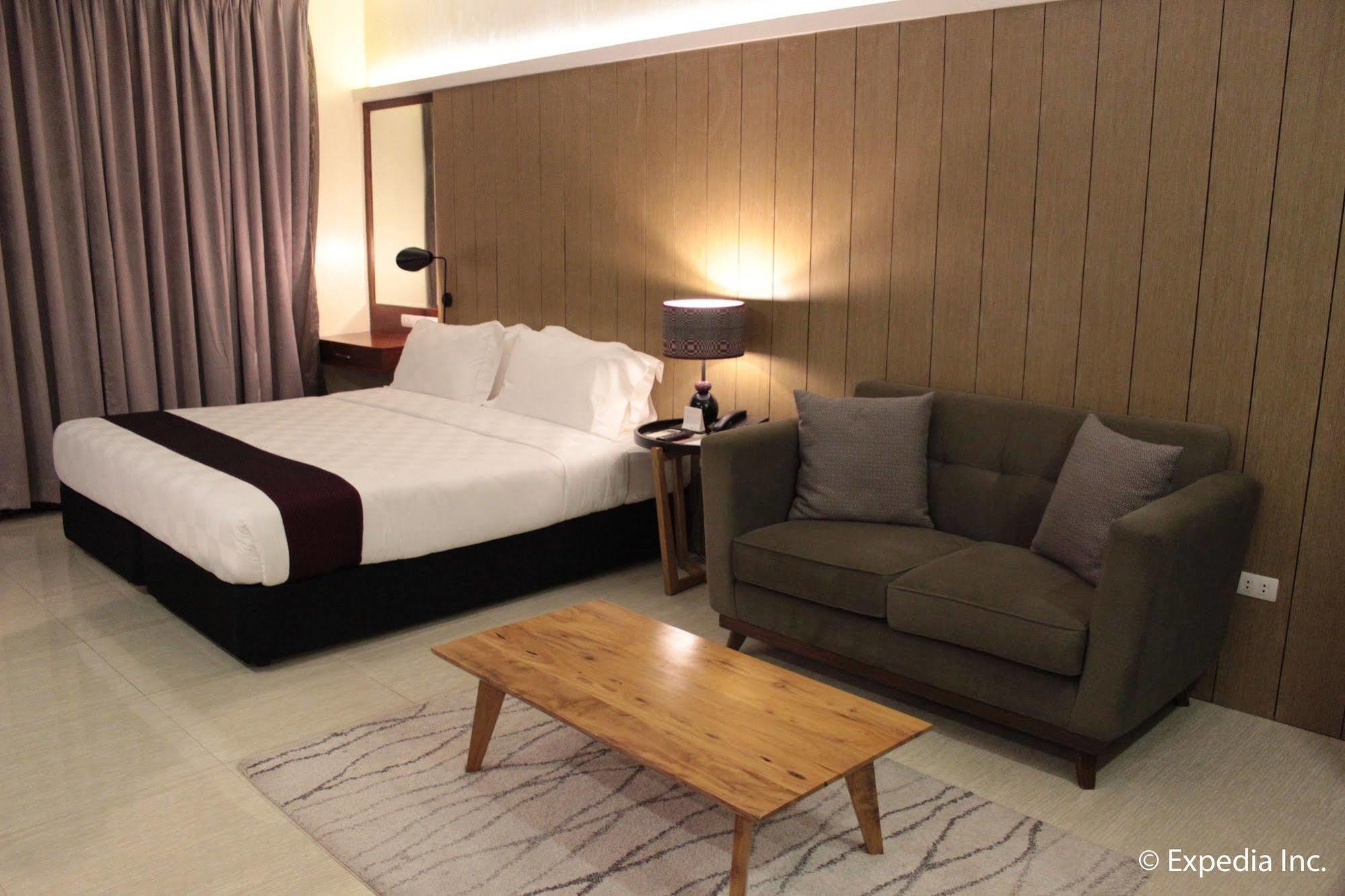 One Vittoria Hotel Vigan Extérieur photo